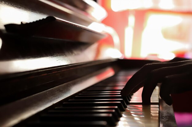 Close-up di una persona che suona il pianoforte