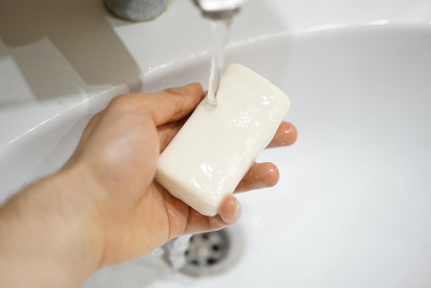 Close-up di una persona che tiene una barretta di sapone
