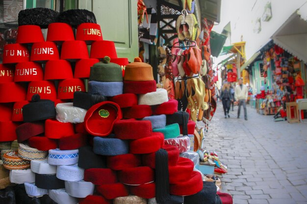 Close-up di una pila di cappelli in un bazar di Tunisi durante il giorno