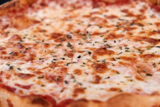 Close-up di una pizza ai quattro formaggi