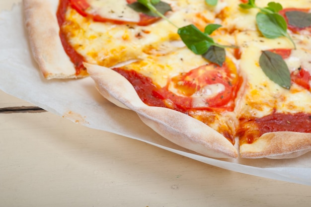 Close-up di una pizza con un coltello sul tavolo