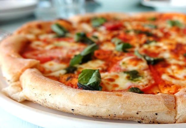 Close-up di una pizza servita in piatto