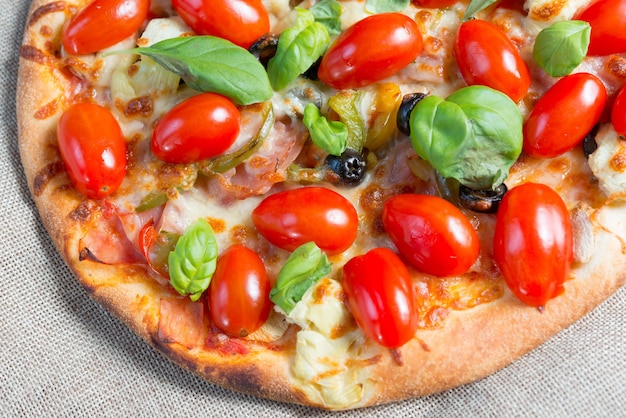 Close-up di una pizza servita