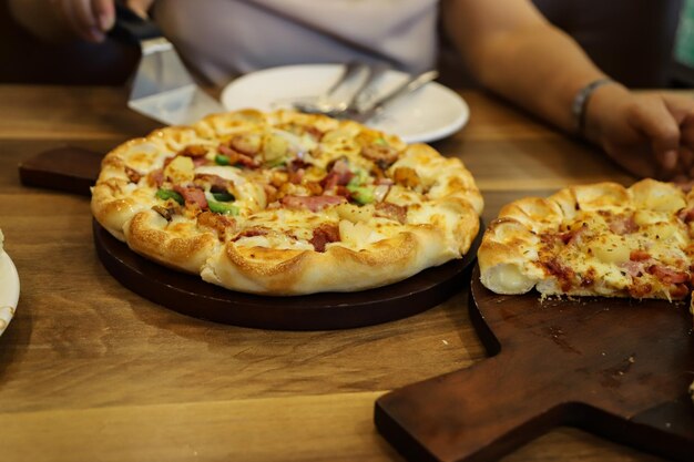 Close-up di una pizza sul tavolo