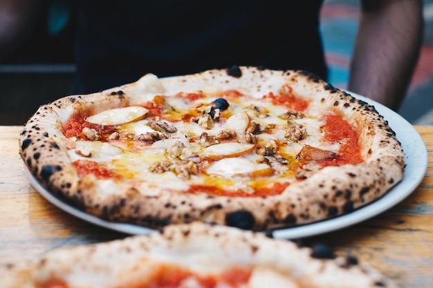 Close-up di una pizza sul tavolo