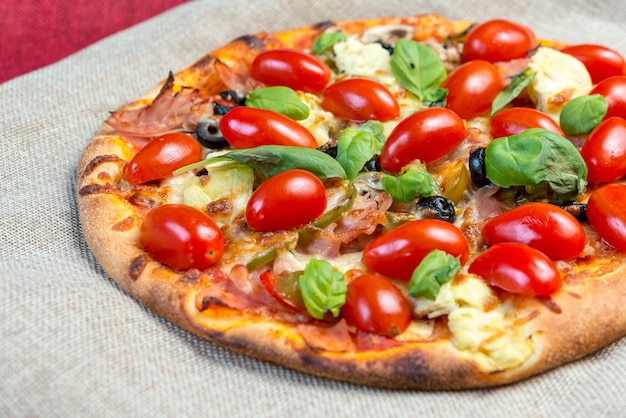 Close-up di una pizza sul tavolo