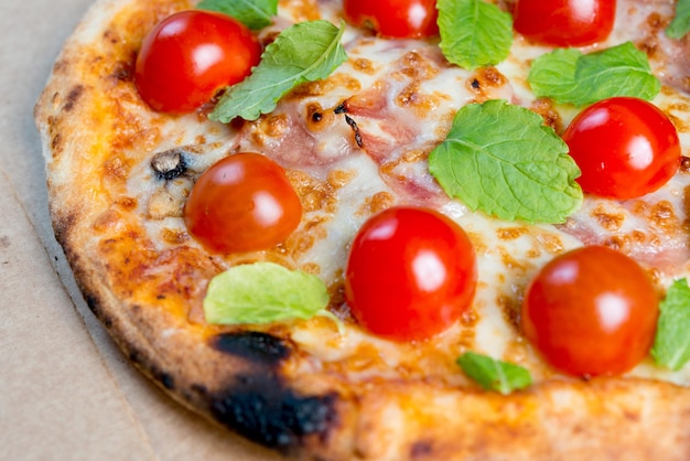 Close-up di una pizza sul tavolo