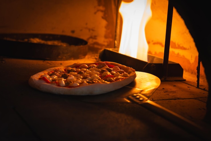 Foto close-up di una pizza tradizionale italiana fatta a mano in forno a legna