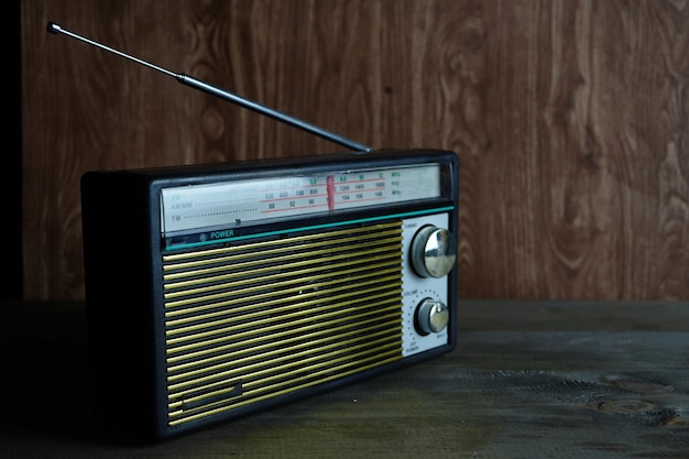 Close-up di una radio d'epoca in legno su un tavolo