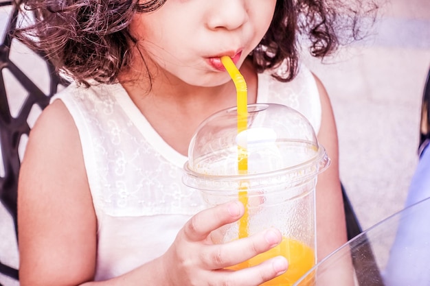 Close-up di una ragazza che beve