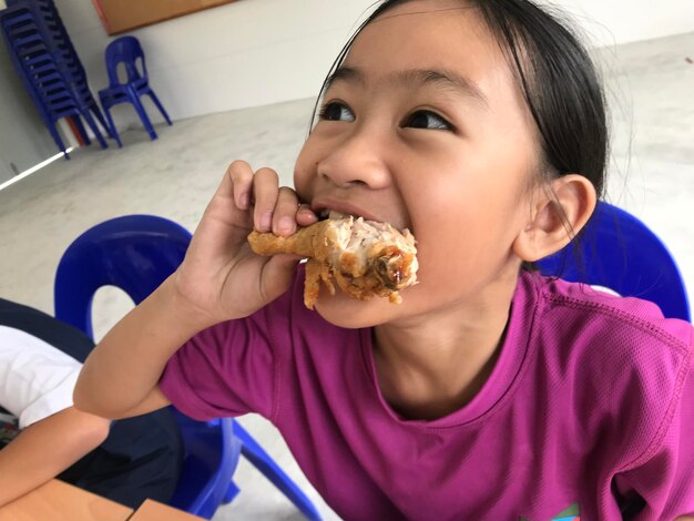 Close-up di una ragazza che mangia cibo