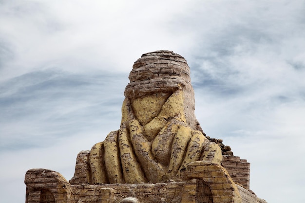 Close-up di una scultura deteriorata che rappresenta il rally di Dakar