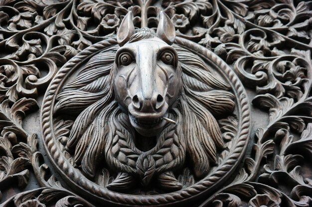 Close-up di una scultura sul muro