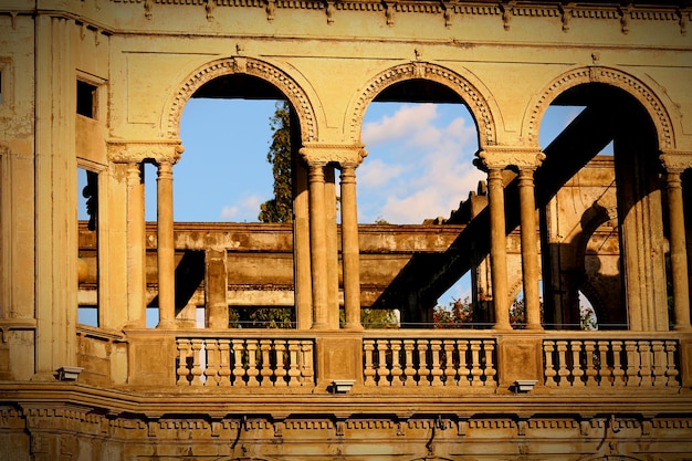 Close-up di una struttura costruita ad arco
