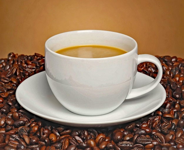 Close-up di una tazza di caffè fresca e un piatto su fagioli arrostiti