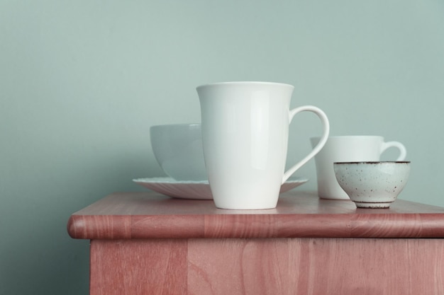 Close-up di una tazza di caffè sul tavolo contro la parete