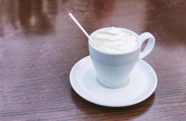 Close-up di una tazza di caffè sul tavolo