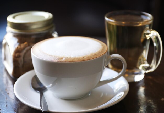 Close-up di una tazza di caffè sul tavolo