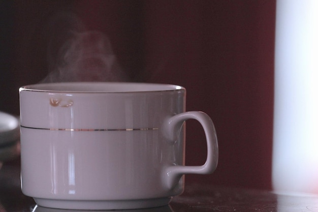 Close-up di una tazza di caffè sul tavolo