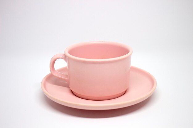 Close-up di una tazza di caffè sullo sfondo bianco