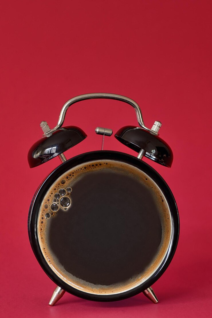 Foto close-up di una tazza di caffè sullo sfondo rosso