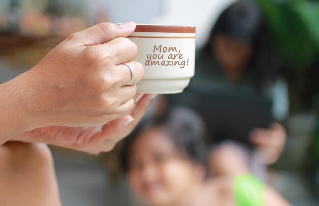 Close-up di una tazza di caffè tenuta in mano