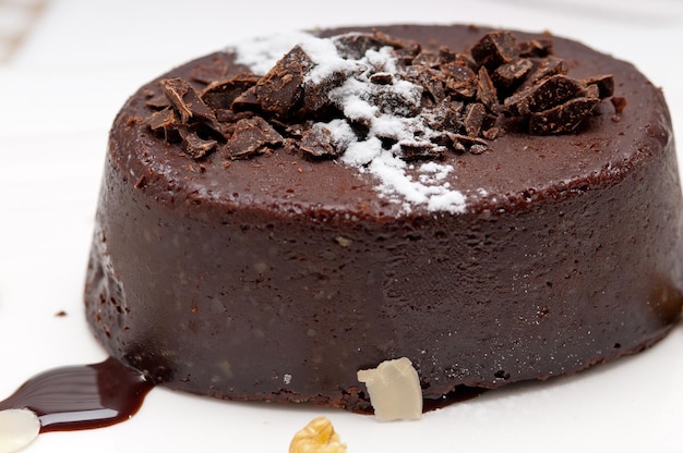 Close-up di una torta al cioccolato con la glassa in piastra