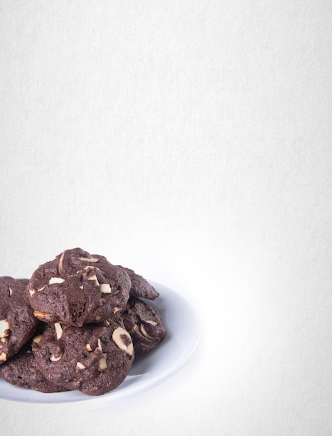 Close-up di una torta al cioccolato in piatto su sfondo bianco