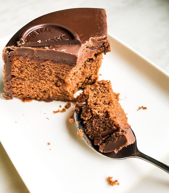 Close-up di una torta di cioccolato in piatto