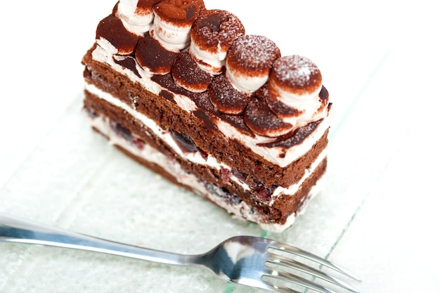 Close-up di una torta e una forchetta sul piatto sul tavolo