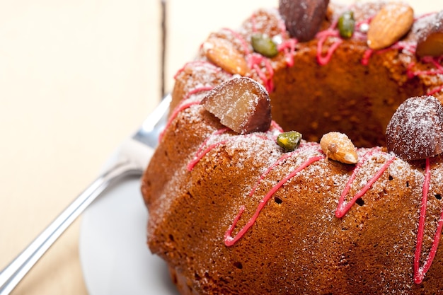 Close-up di una torta fresca sul piatto sul tavolo