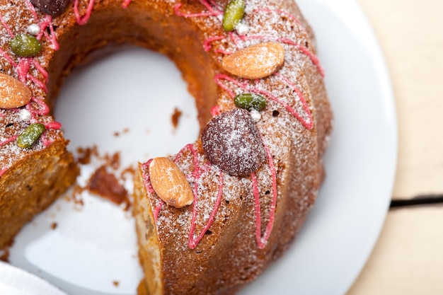 Close-up di una torta fresca sul piatto sul tavolo