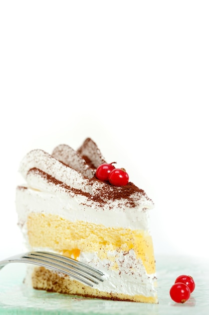 Close-up di una torta su sfondo bianco