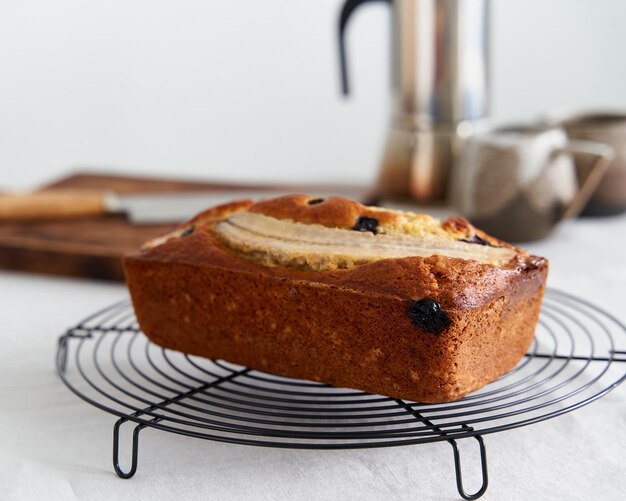 Close-up di una torta sul piatto sul tavolo