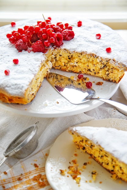 Close-up di una torta sul piatto sul tavolo