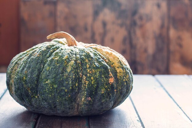 Close-up di una zucca su un tavolo