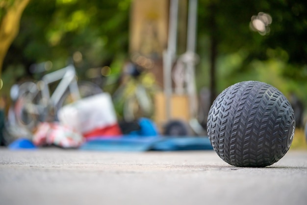 Close-up di uno Slamball a terra in un parco con uno sfondo sfocato