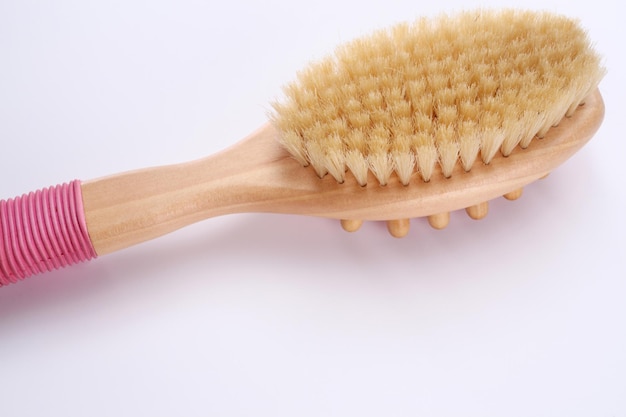 Close-up di uno spazzolino per capelli su sfondo bianco