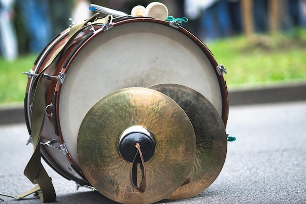 Close-up di uno strumento musicale su strada