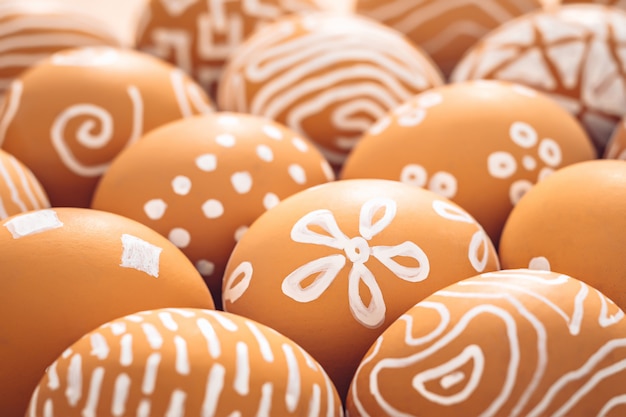 Close-up di uova di Pasqua. Semplice sfondo trama eco-frendly