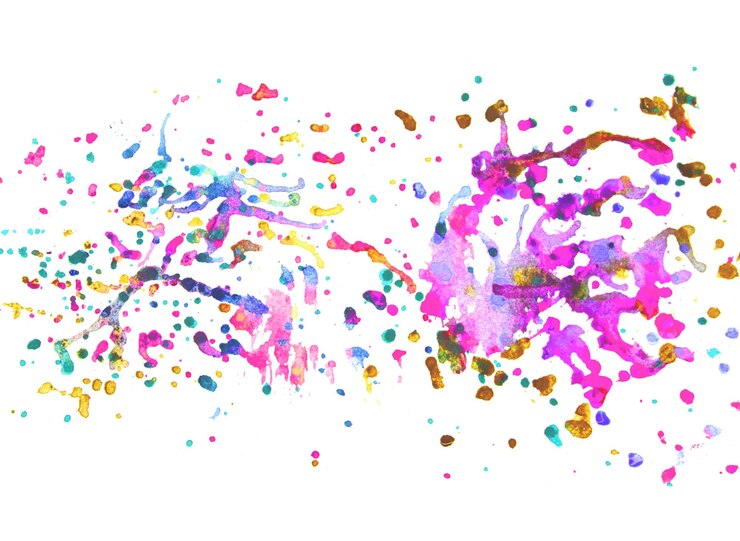 Foto close-up di vernice multicolore su sfondo bianco