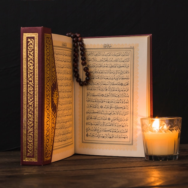 Close-up di vetro con candela e Corano