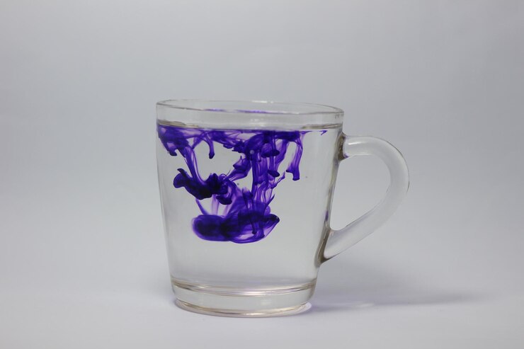Foto close-up di vetro viola su sfondo bianco