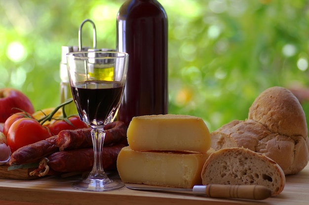 Close-up di vino in bicchiere e formaggio su tavola