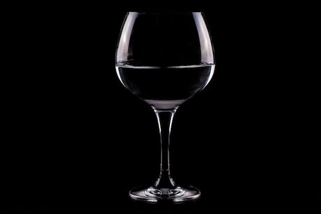 Close-up di vino in bicchiere su sfondo nero