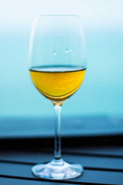 Close-up di vino in bicchiere su tavola