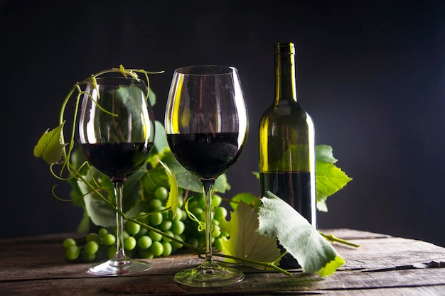 Close-up di vino rosso con uva sulla tavola