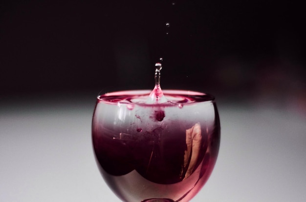 Close-up di vino rosso su sfondo grigio