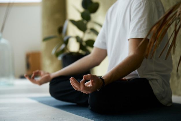 Close-up di yoga mudra con le mani, le mani dell'uomo in posa di meditazione, consapevolezza e concetto di salute mentale