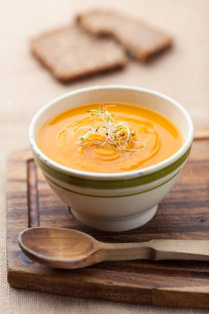 Close-up di zuppa di zucca in una ciotola sul tavolo